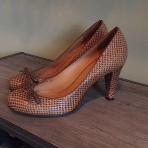 Brown vintage style closed toe heel
